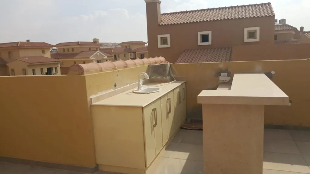 Villa for sale in Hyde Park in 6th settlement of 500 m² with 5 bedrooms