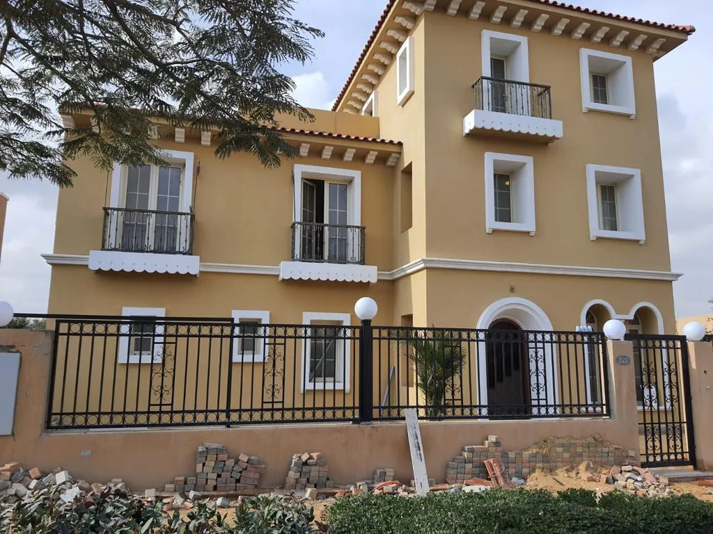 Villa for sale in Hyde Park in 6th settlement of 500 m² with 5 bedrooms