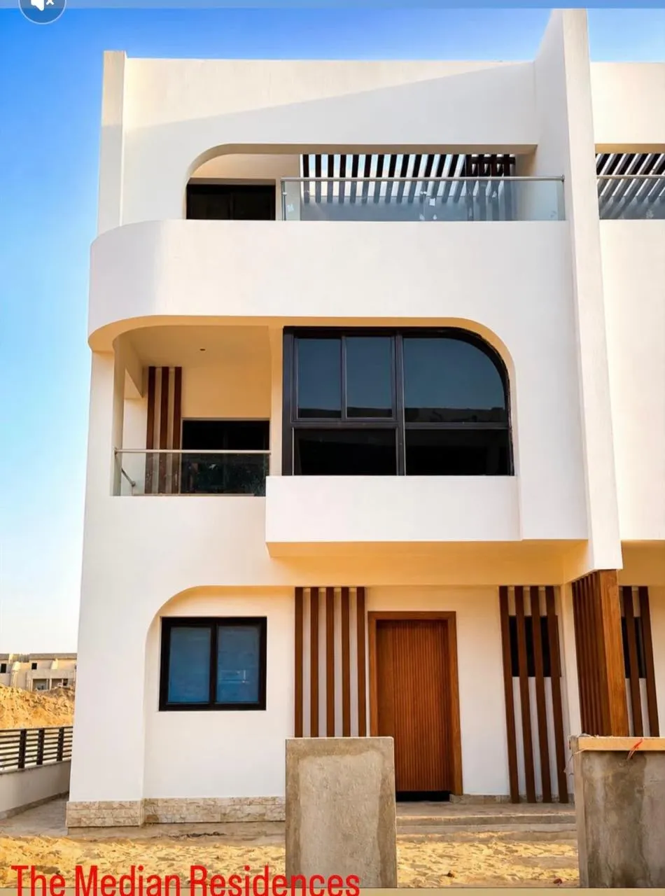 تاون هاوس للبيع في ذا ميديان ريزيدنسز في القاهرة الجديدة بمساحة 231 م² تتكون من 3 غرف