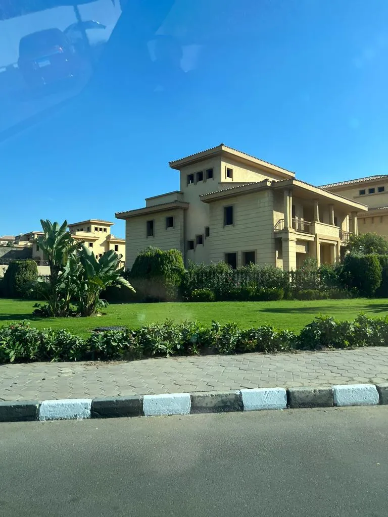 Villa for sale in El Rehab in New Cairo of 400 m² with 7 bedrooms