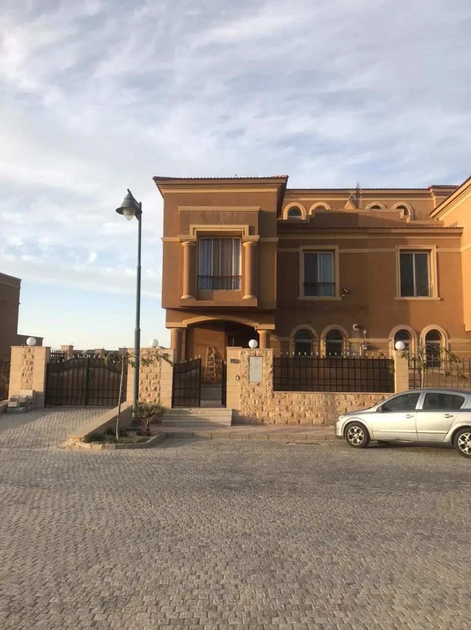 Twinhouse for sale in Royal Meadows Sheikh Zayed in El Sheikh Zayed of 350 m² with 3 bedrooms