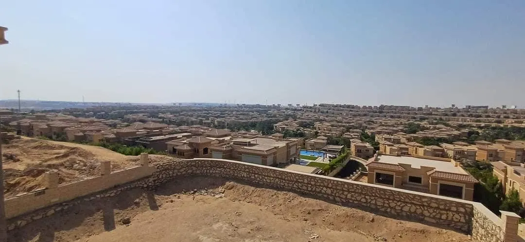 Villa for sale in Stone Park in New Cairo of 900 m² with 5 bedrooms
