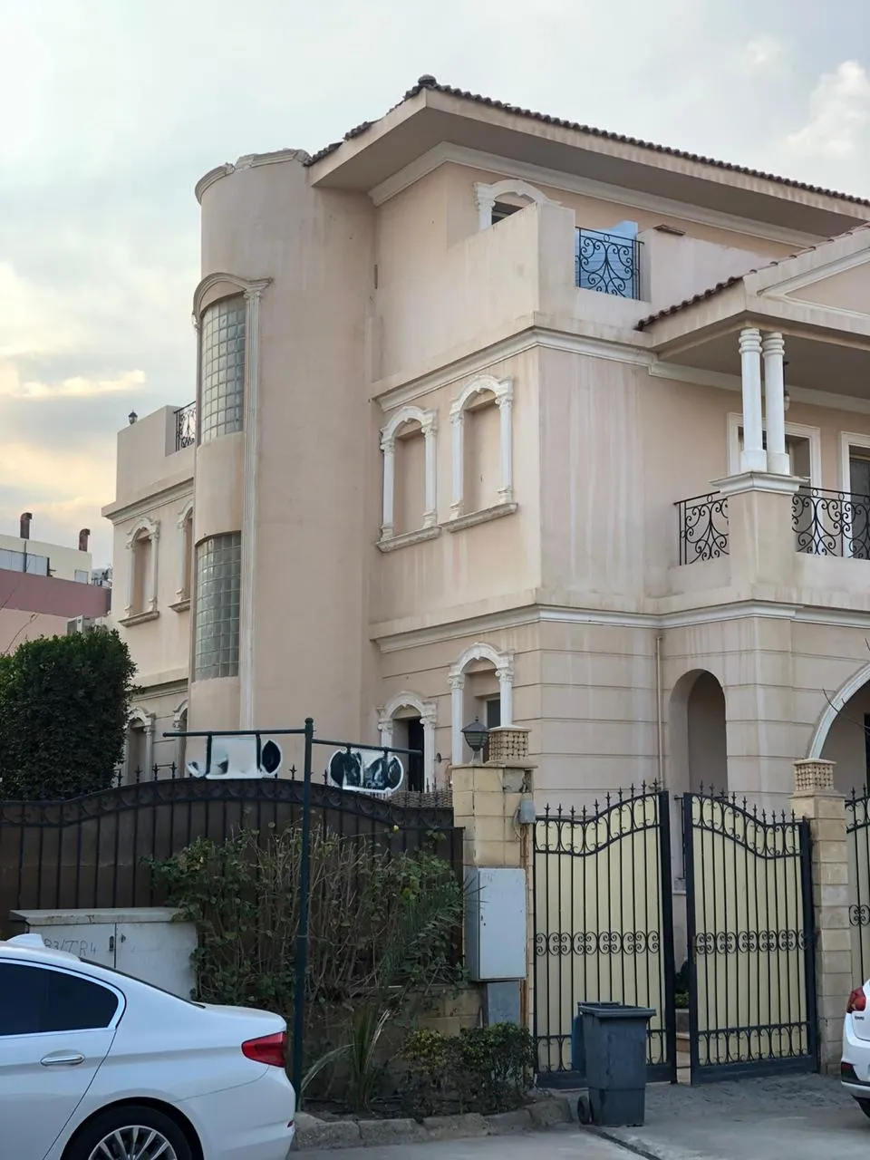فيلا للبيع في مكسيم كنترى كلوب هاوس في القاهرة الجديدة بمساحة 545 م² تتكون من 3 غرف
