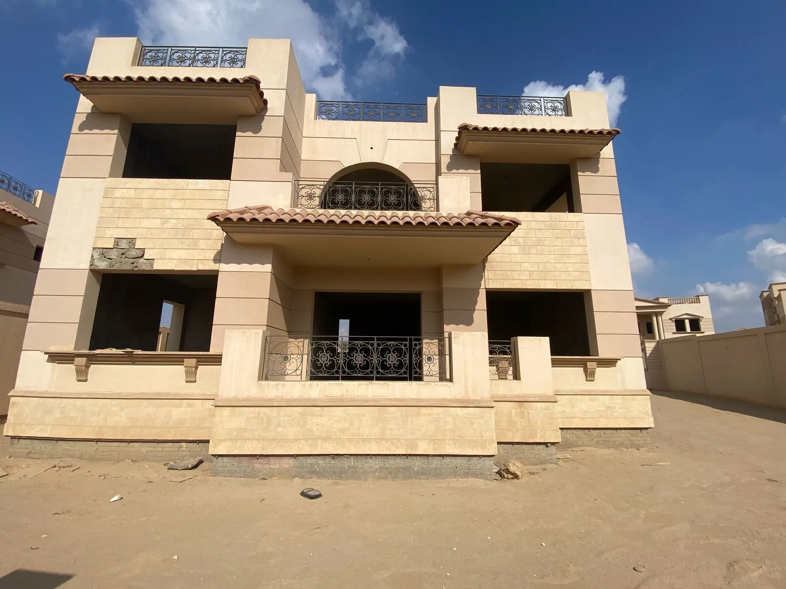  للبيع في رويال سيتي  في  بمساحة 0 م² تتكون من 0 غرف