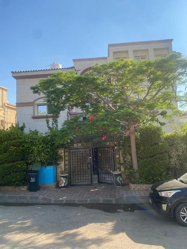 Villa for sale in El Rehab in New Cairo of 560 m² with 5 bedrooms