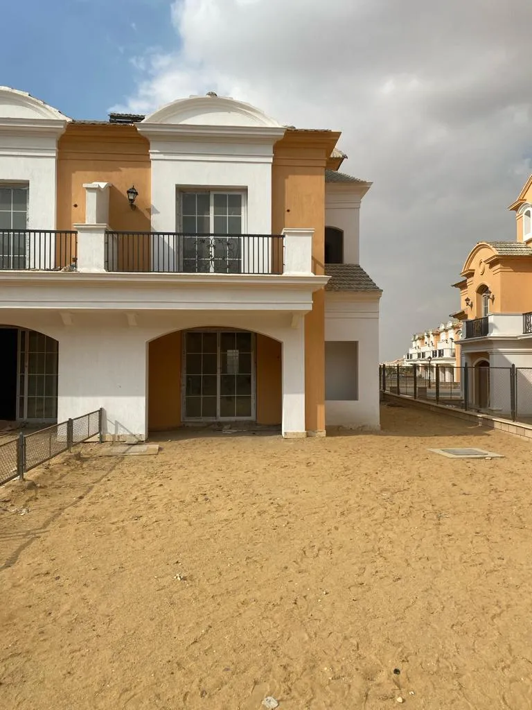Townhouse for sale in Layan in New Cairo of 270 m² with 3 bedrooms