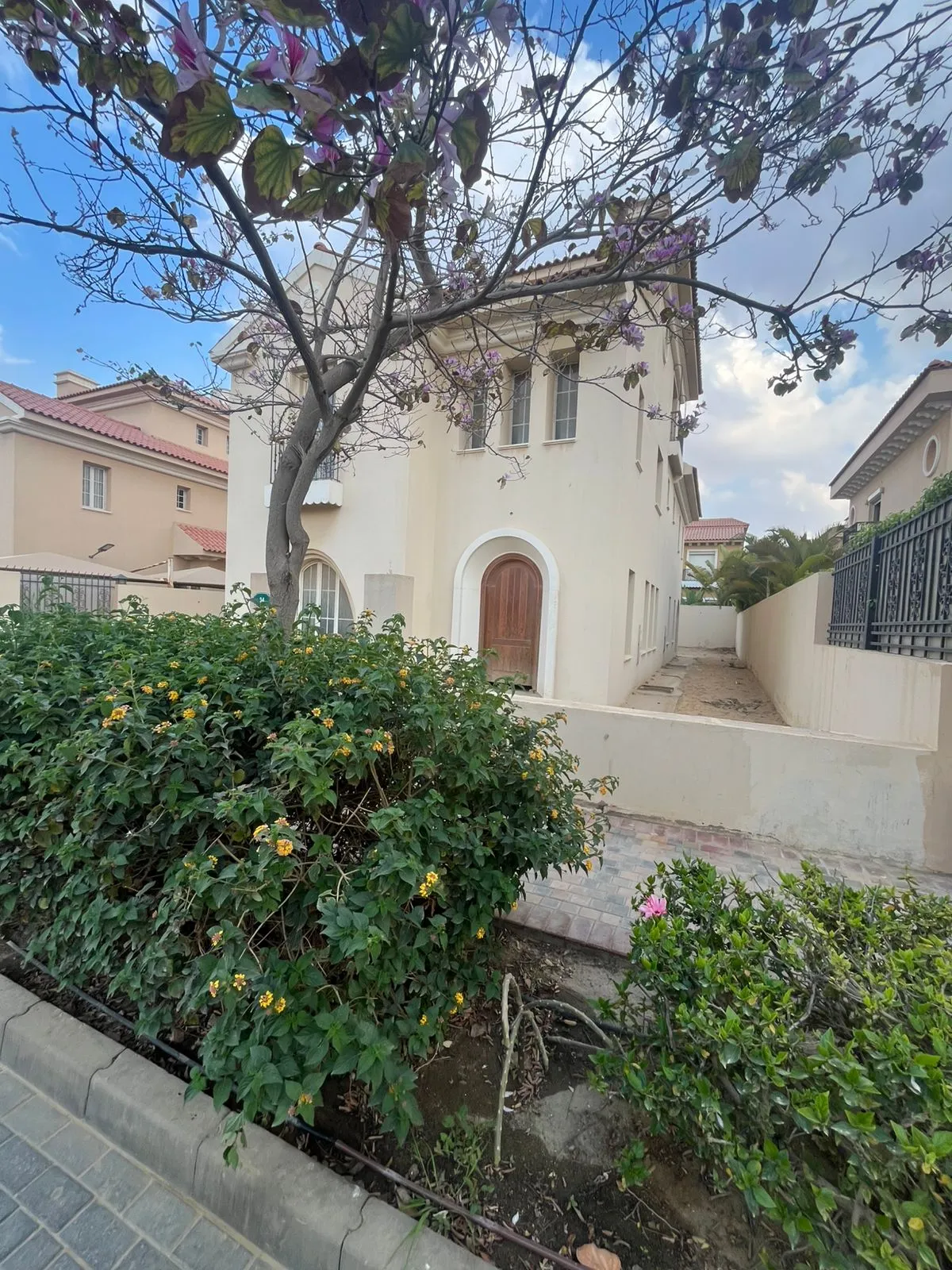 Villa for sale in Hyde Park in 6th settlement of 372 m² with 5 bedrooms