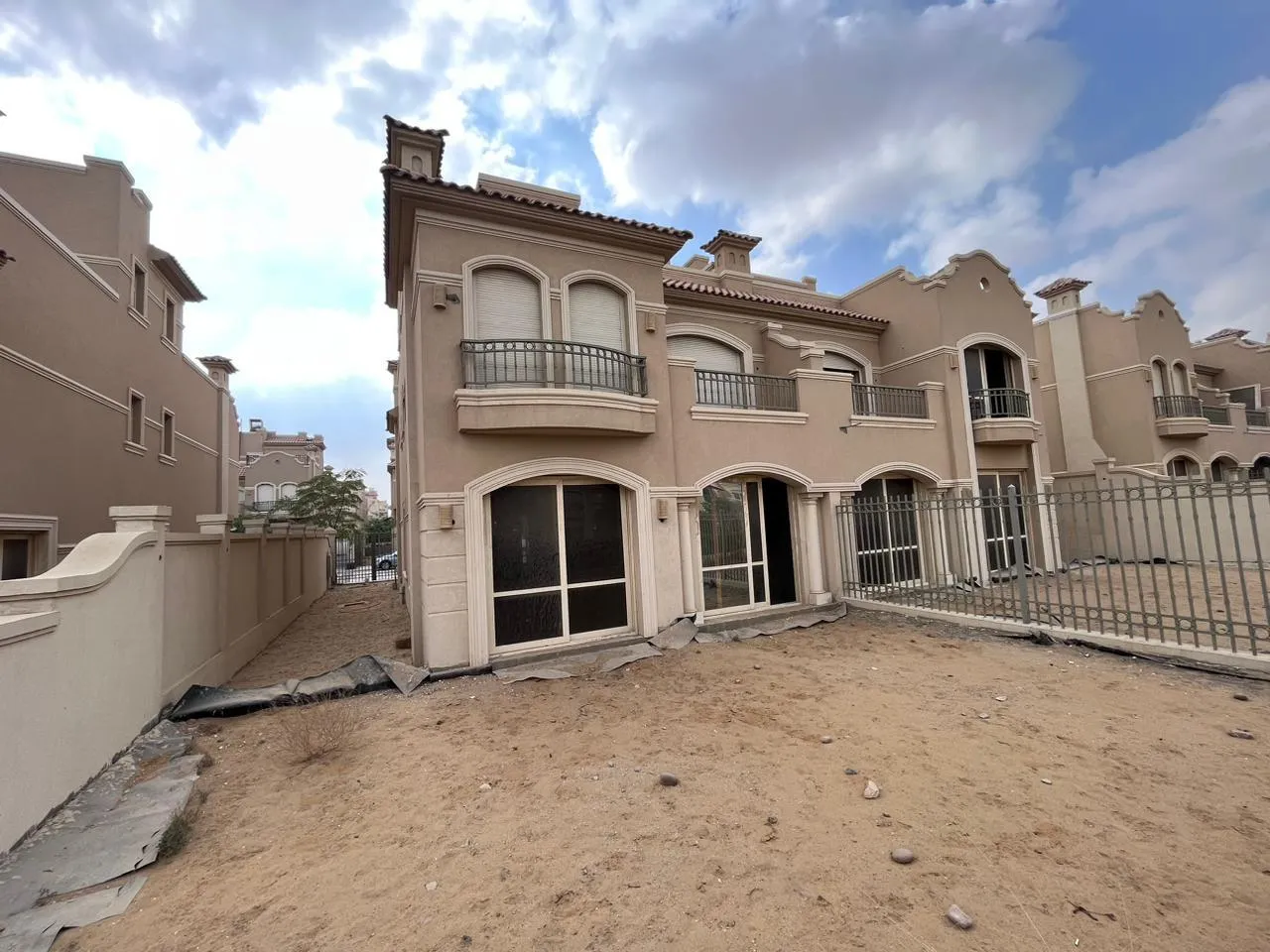 Twinhouse for sale in El Patio Oro in New Cairo of 295 m² with 3 bedrooms