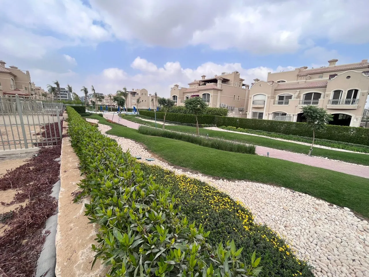 Twinhouse for sale in El Patio Oro in New Cairo of 295 m² with 3 bedrooms