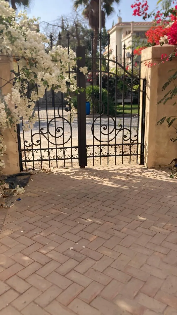Villa for sale in Royal Hills in 6th of October City of 350 m² with 4 bedrooms