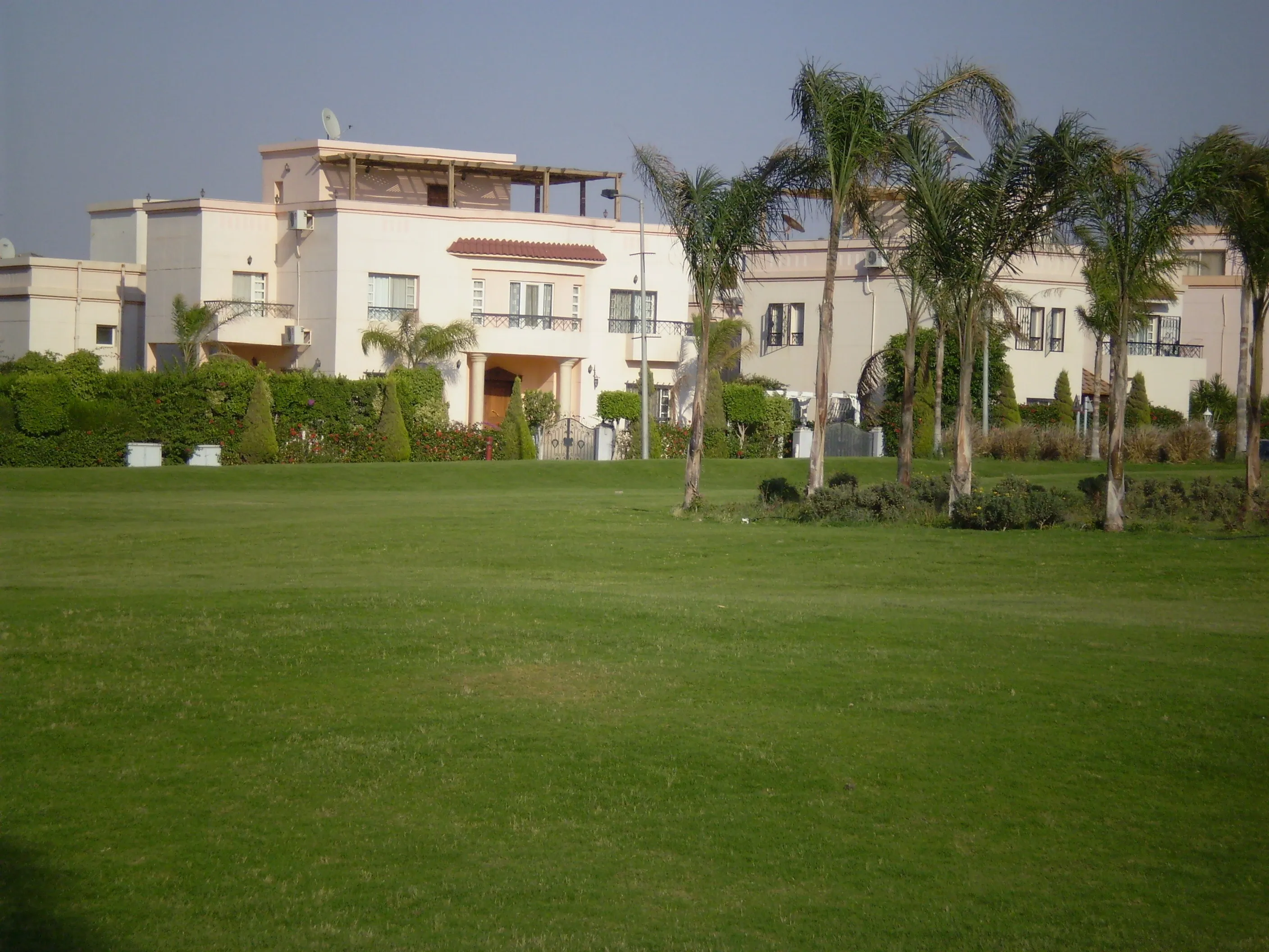 Villa for sale in El Rehab in New Cairo of 600 m² with 4 bedrooms