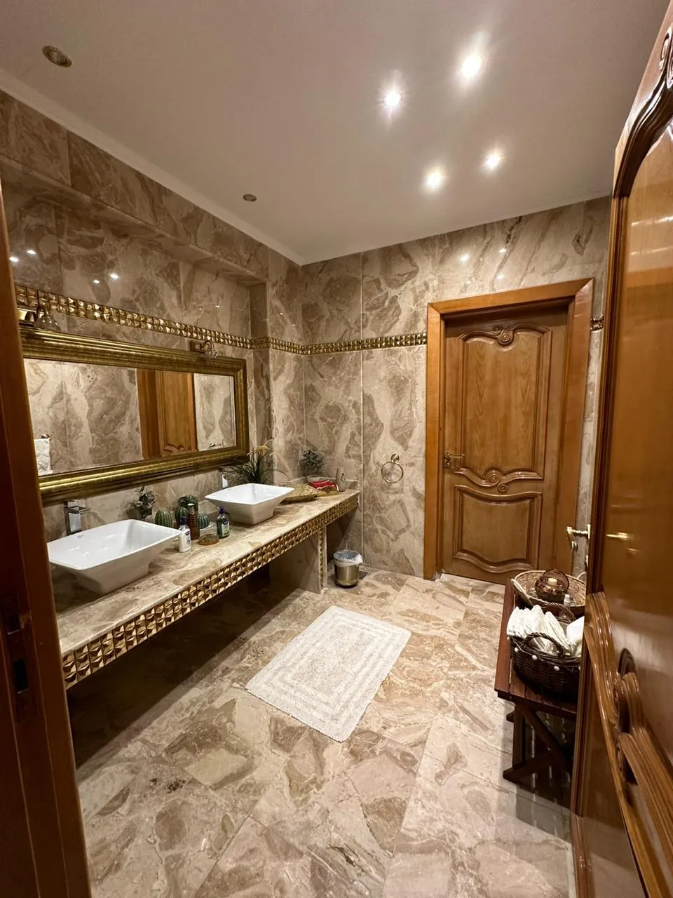 Villa for sale in Royal City in El Sheikh Zayed of 580 m² with 4 bedrooms