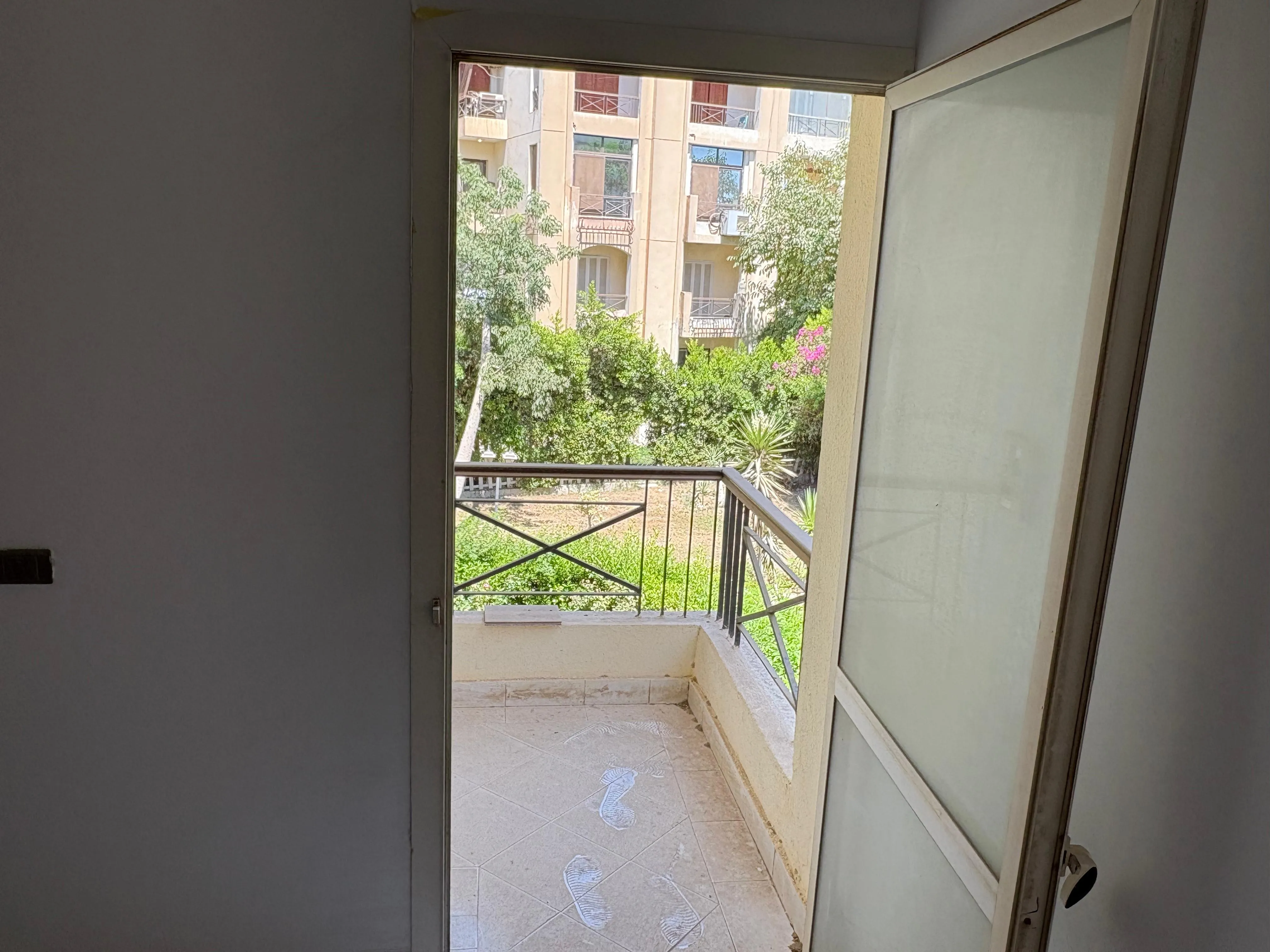 Apartment for sale in Hadayek el Mohandesin in El Sheikh Zayed of 122 m² with 2 bedrooms