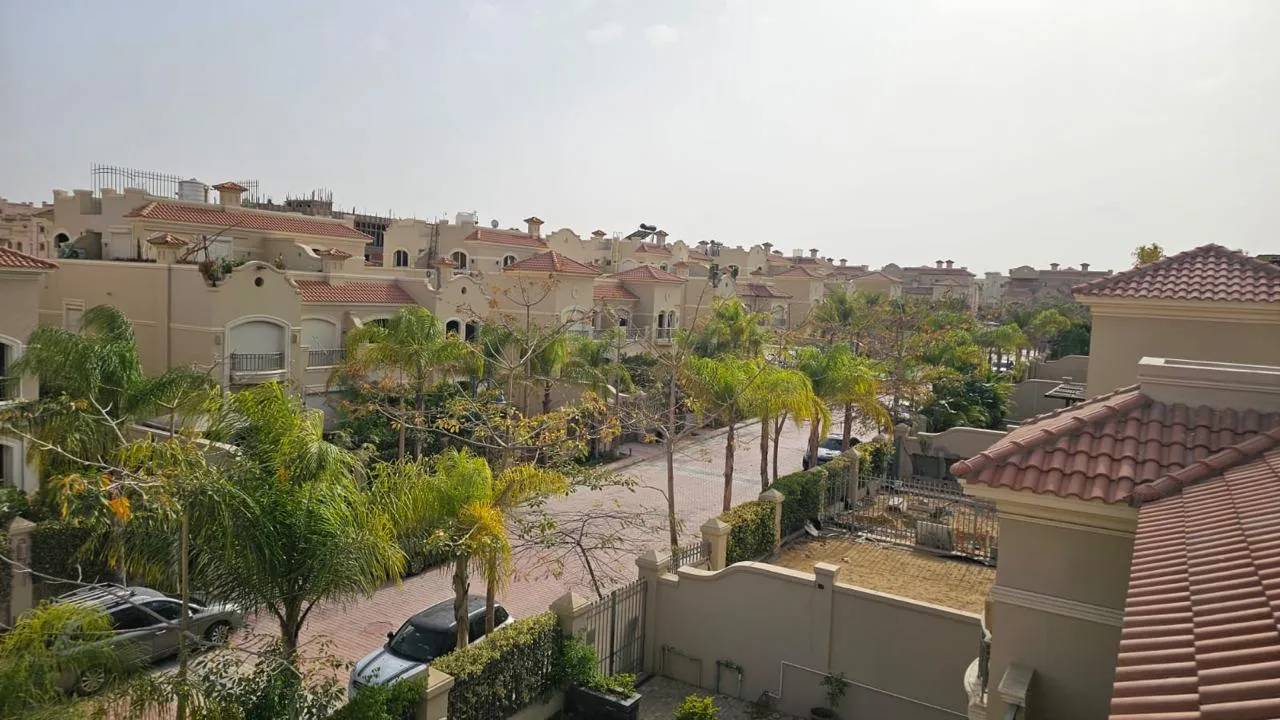 للبيع في الباتيو 5 إيست في بمساحة 0 م² تتكون من 0 غرف