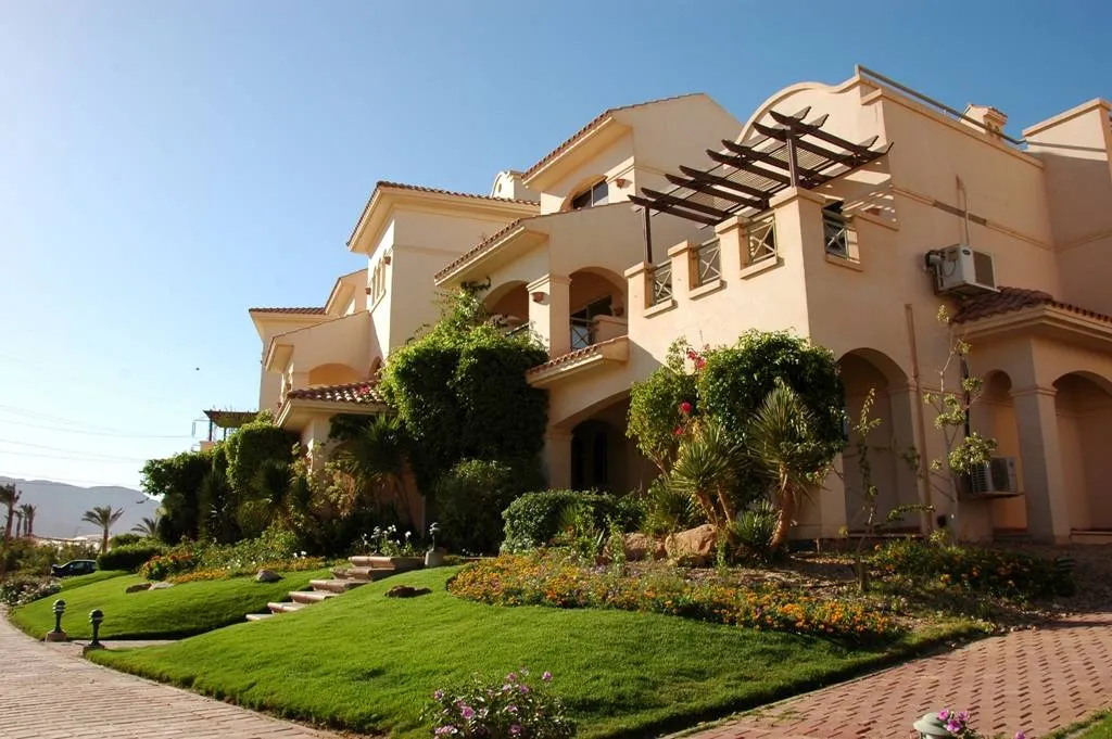 توين هاوس للبيع في لافيستا جاردنز في العين السخنة بمساحة 0 م² تتكون من 3 غرف