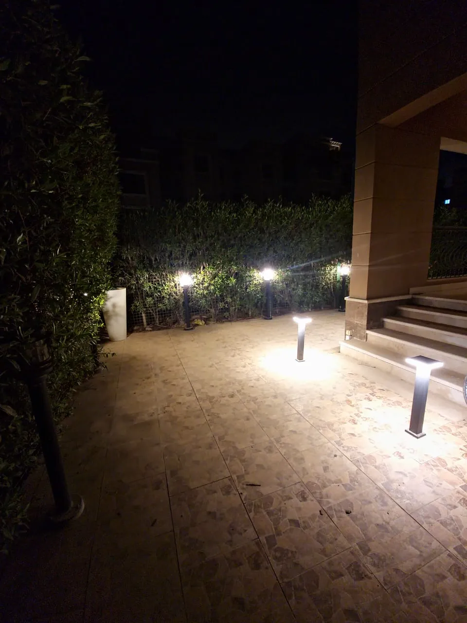 شقة للبيع في قطامية بلازا في المستثمرين الشمالية بمساحة 230 م² تتكون من 3 غرف