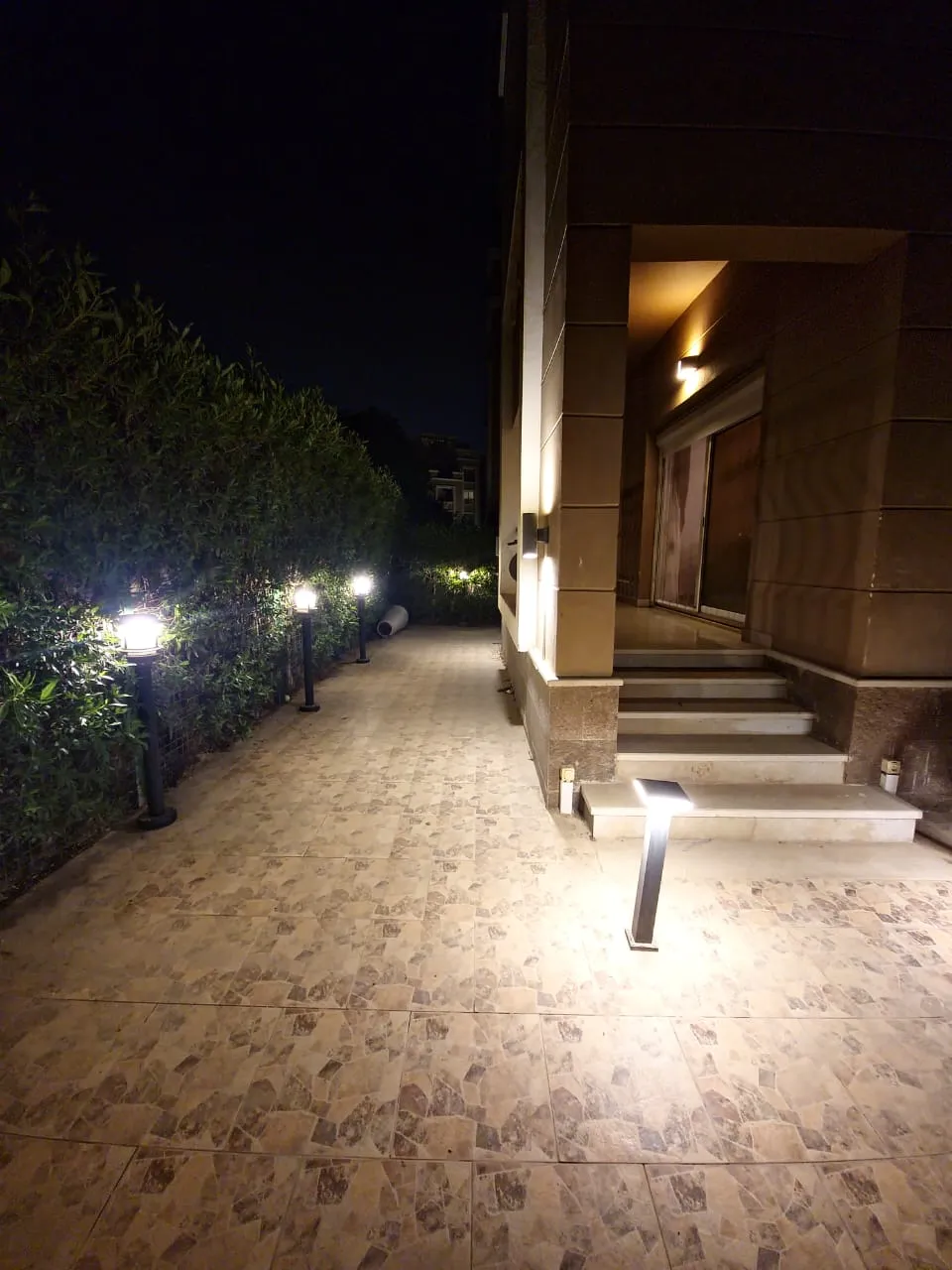 شقة للبيع في قطامية بلازا في المستثمرين الشمالية بمساحة 230 م² تتكون من 3 غرف