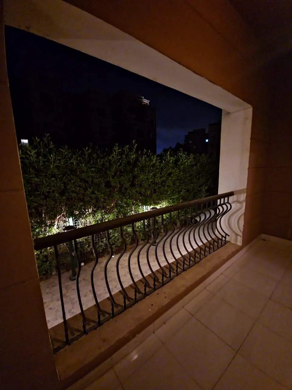 شقة للبيع في قطامية بلازا في المستثمرين الشمالية بمساحة 230 م² تتكون من 3 غرف