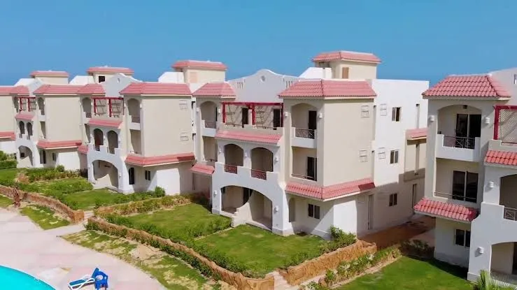 للبيع في لاسيرينا الساحل الشمالي في بمساحة 0 م² تتكون من 0 غرف