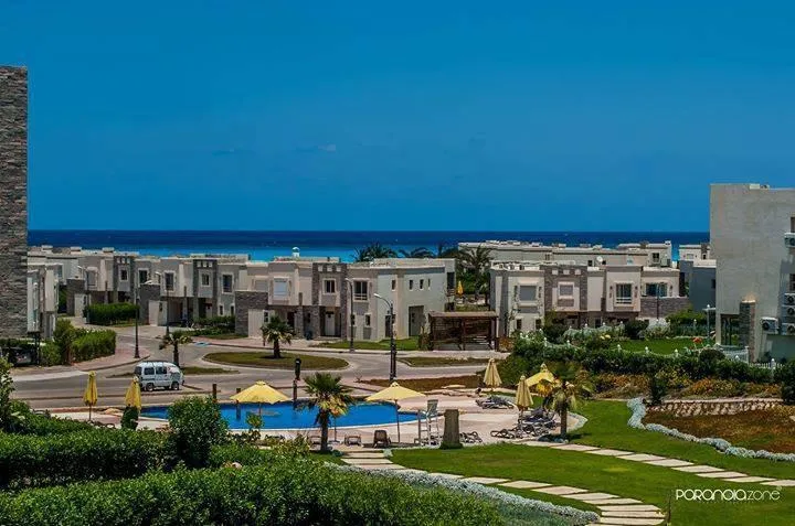 شاليه للبيع في أمواج في سيدي عبد الرحمن بمساحة 105 م² تتكون من 2 غرف