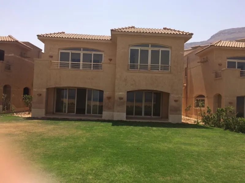 فيلا للبيع في تلال السخنة في العين السخنة بمساحة 0 م² تتكون من 4 غرف