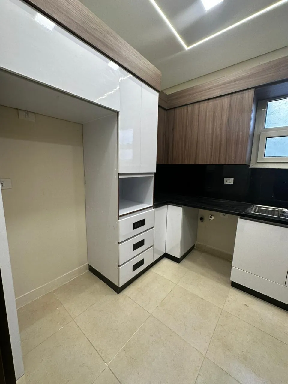  للبيع في ناينتي افينيو في  بمساحة 0 م² تتكون من 0 غرف