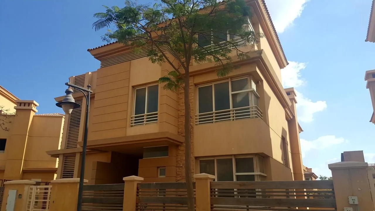  للبيع في جيرا في  بمساحة 0 م² تتكون من 0 غرف