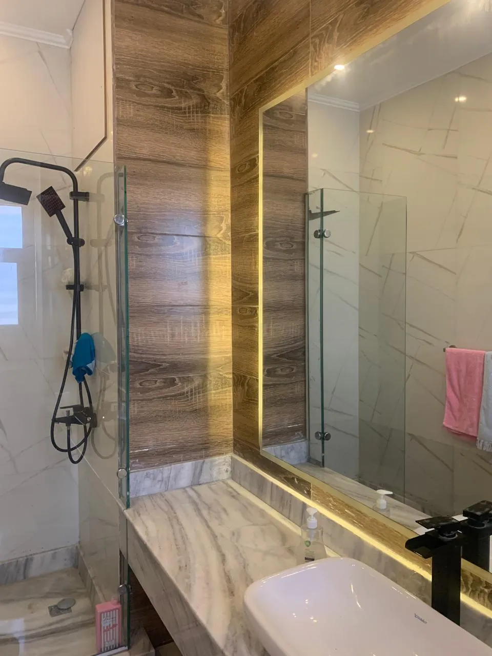 شاليه للبيع في هاسيندا باي في سيدي عبد الرحمن بمساحة 220 م² تتكون من 4 غرف