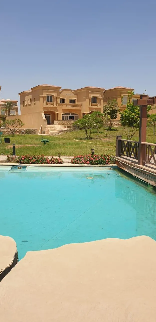 فيلا للبيع في رويال ميدوز الشيخ زايد في الشيخ زايد بمساحة 0 م² تتكون من 5 غرف