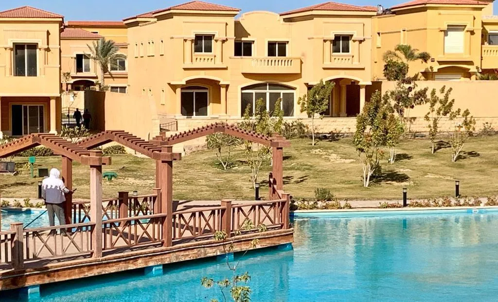 فيلا للبيع في رويال ميدوز الشيخ زايد في الشيخ زايد بمساحة 0 م² تتكون من 5 غرف