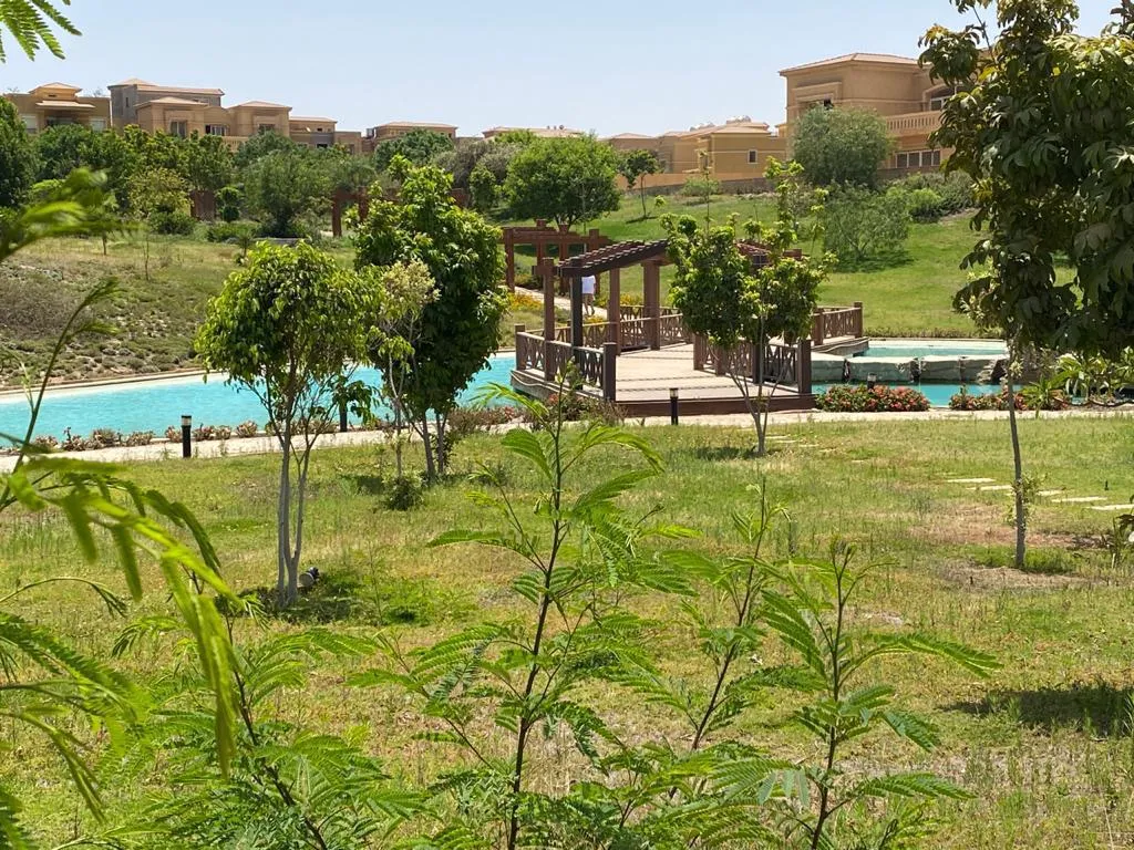 فيلا للبيع في رويال ميدوز الشيخ زايد في الشيخ زايد بمساحة 0 م² تتكون من 5 غرف