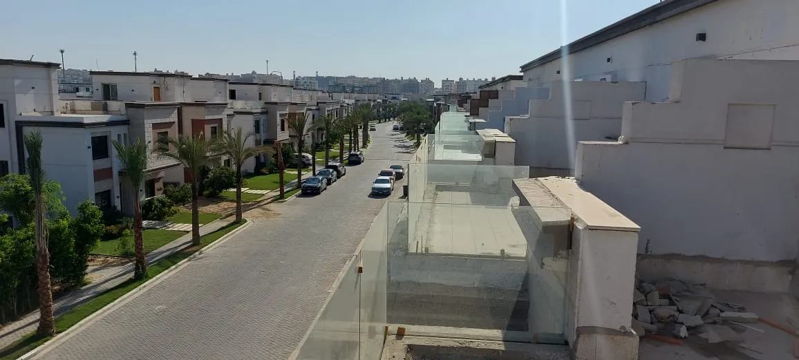 تاون هاوس للبيع في ازار القاهرة الجديدة في جولدن سكوير بمساحة 237 م² تتكون من 4 غرف