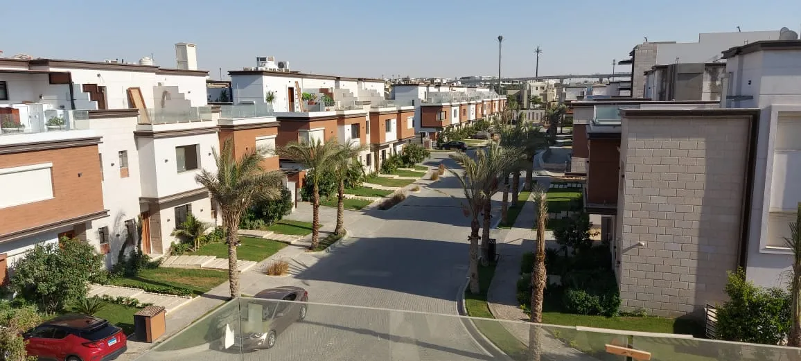 تاون هاوس للبيع في ازار القاهرة الجديدة في جولدن سكوير بمساحة 237 م² تتكون من 4 غرف