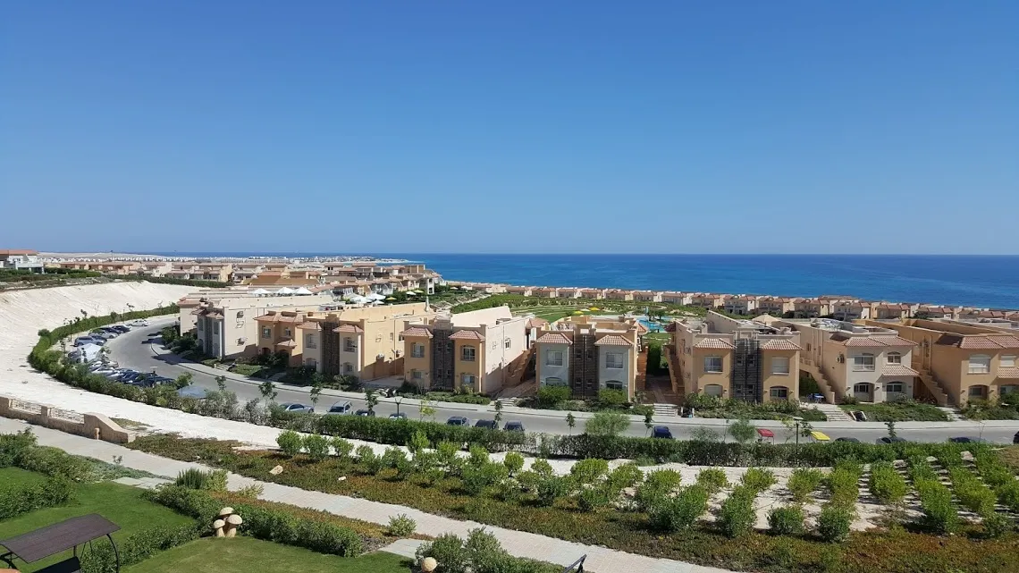 شاليه للبيع في تلال الساحل الشمالي في سيدي عبد الرحمن بمساحة 112 م² تتكون من 2 غرف