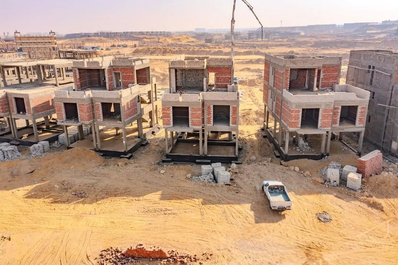 توين هاوس للبيع في ستيت في القاهرة الجديدة بمساحة 298 م² تتكون من 4 غرف