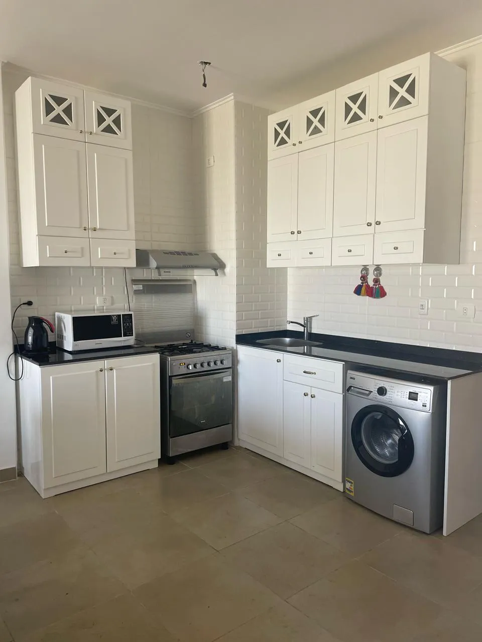  للبيع في أمواج في  بمساحة 0 م² تتكون من 0 غرف