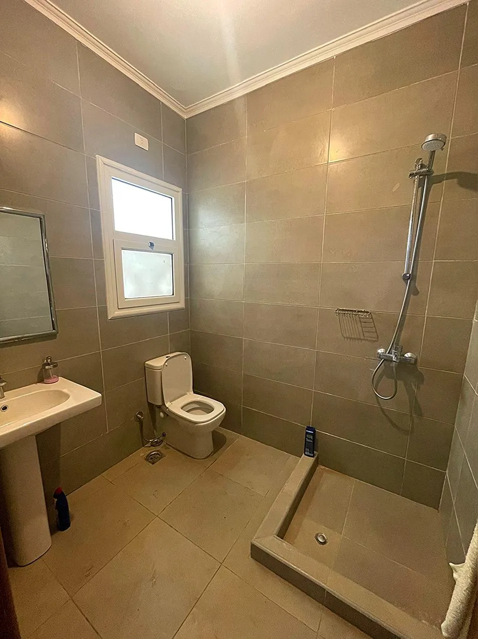  للبيع في أمواج في  بمساحة 0 م² تتكون من 0 غرف