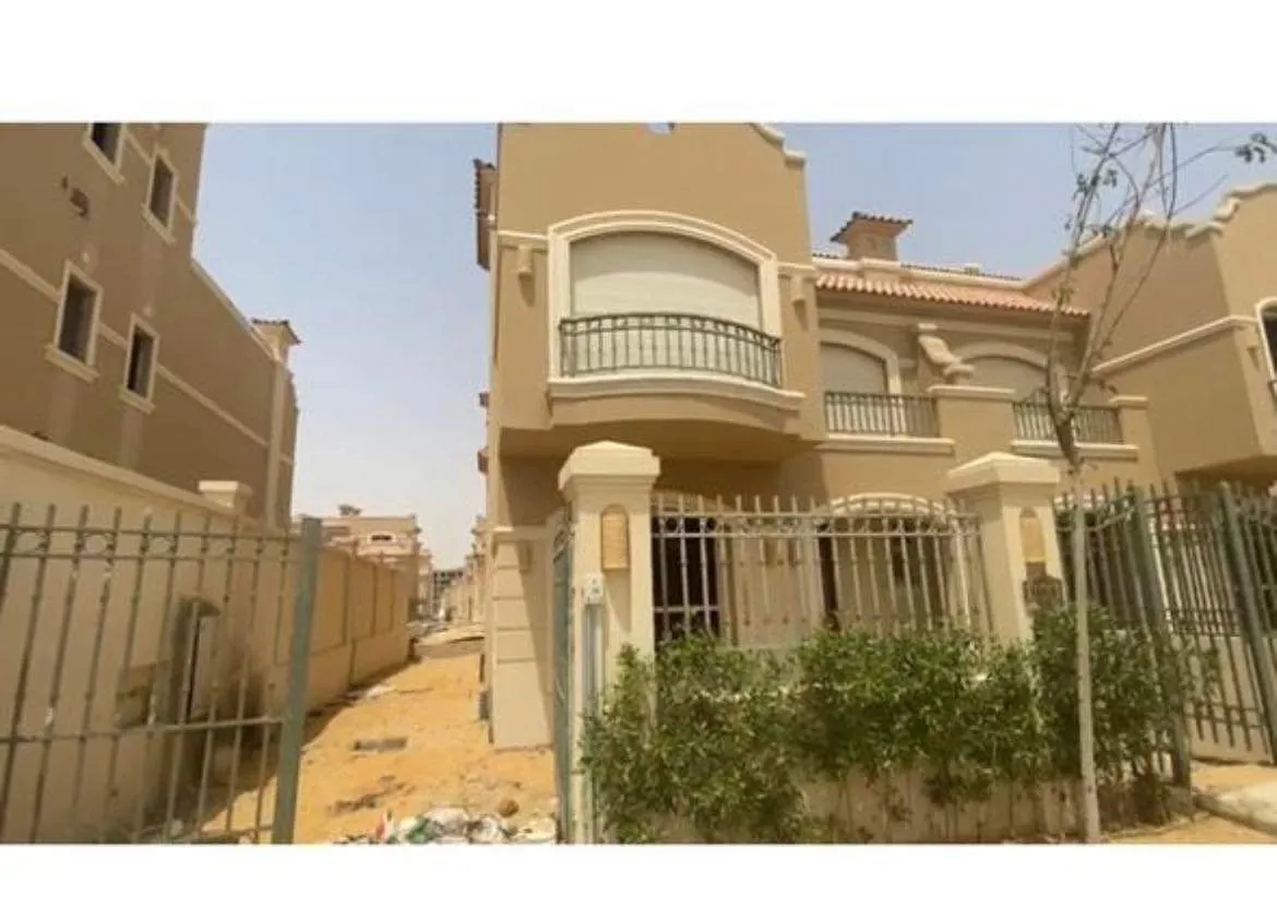 Twinhouse for sale in El Patio Oro in New Cairo of 295 m² with 4 bedrooms