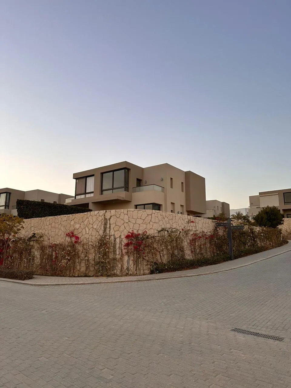 توين هاوس للبيع في أزها في العين السخنة بمساحة 146 م² تتكون من 3 غرف