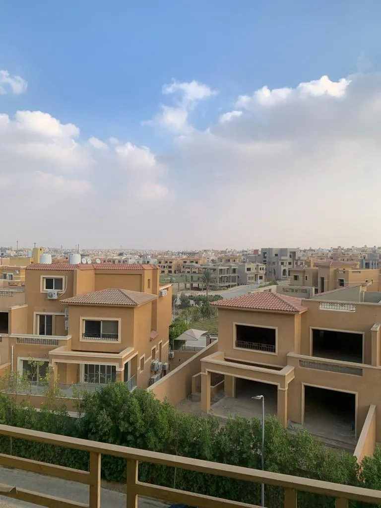 شقة للبيع في قطامية جاردينز في القاهرة الجديدة بمساحة 165 م² تتكون من 3 غرف