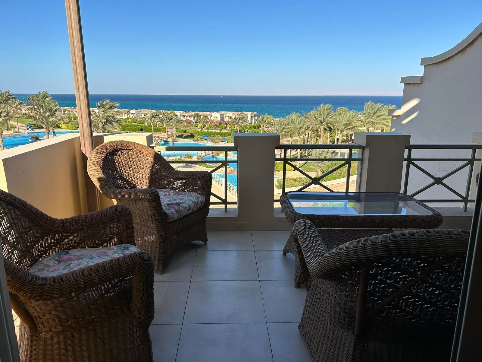 بنتهاوس للبيع في لا فيستا 3 في العين السخنة بمساحة 140 م² تتكون من 3 غرف