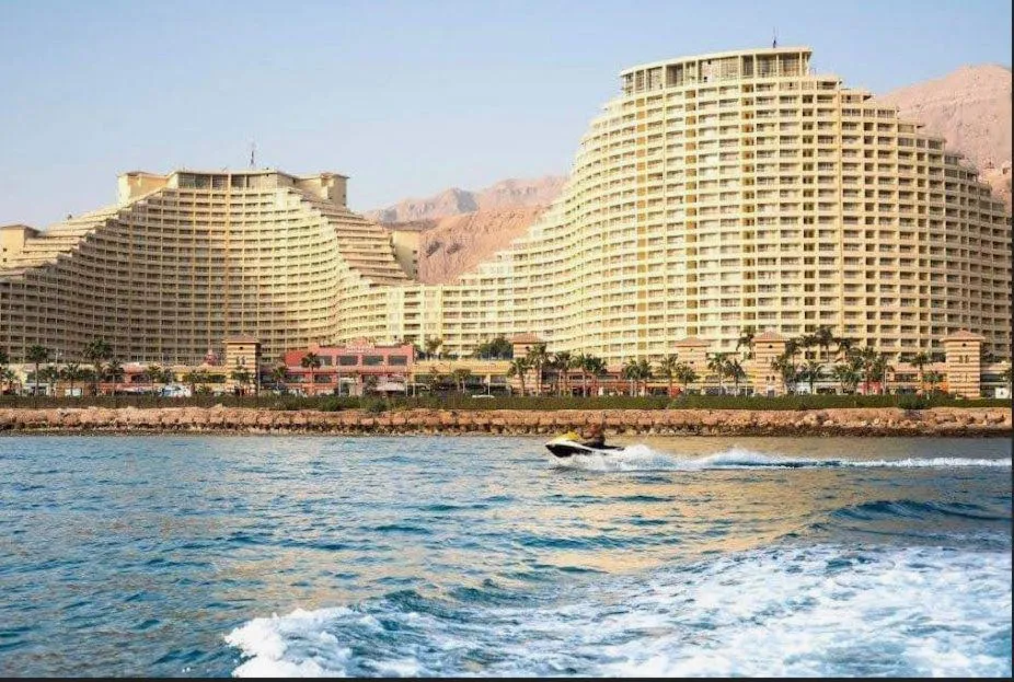  للبيع في بورتو السخنة في  بمساحة 0 م² تتكون من 0 غرف