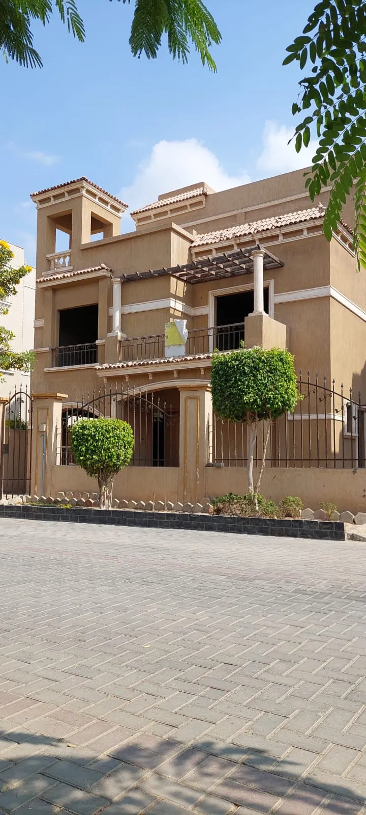 فيلا للبيع في اتوال دو فيل في القاهرة الجديدة بمساحة 340 م² تتكون من 4 غرف