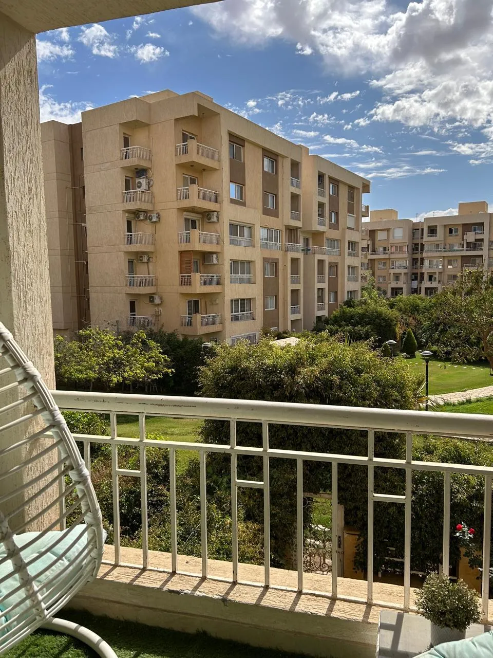 شقة للبيع في مدينتي في مدينتي بمساحة 200 م² تتكون من 4 غرف