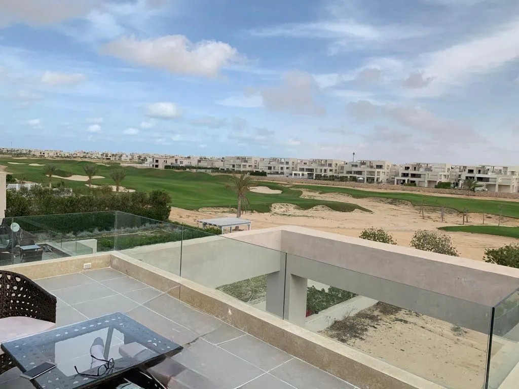 شاليه للبيع في هاسيندا باي في سيدي عبد الرحمن بمساحة 365 م² تتكون من 4 غرف