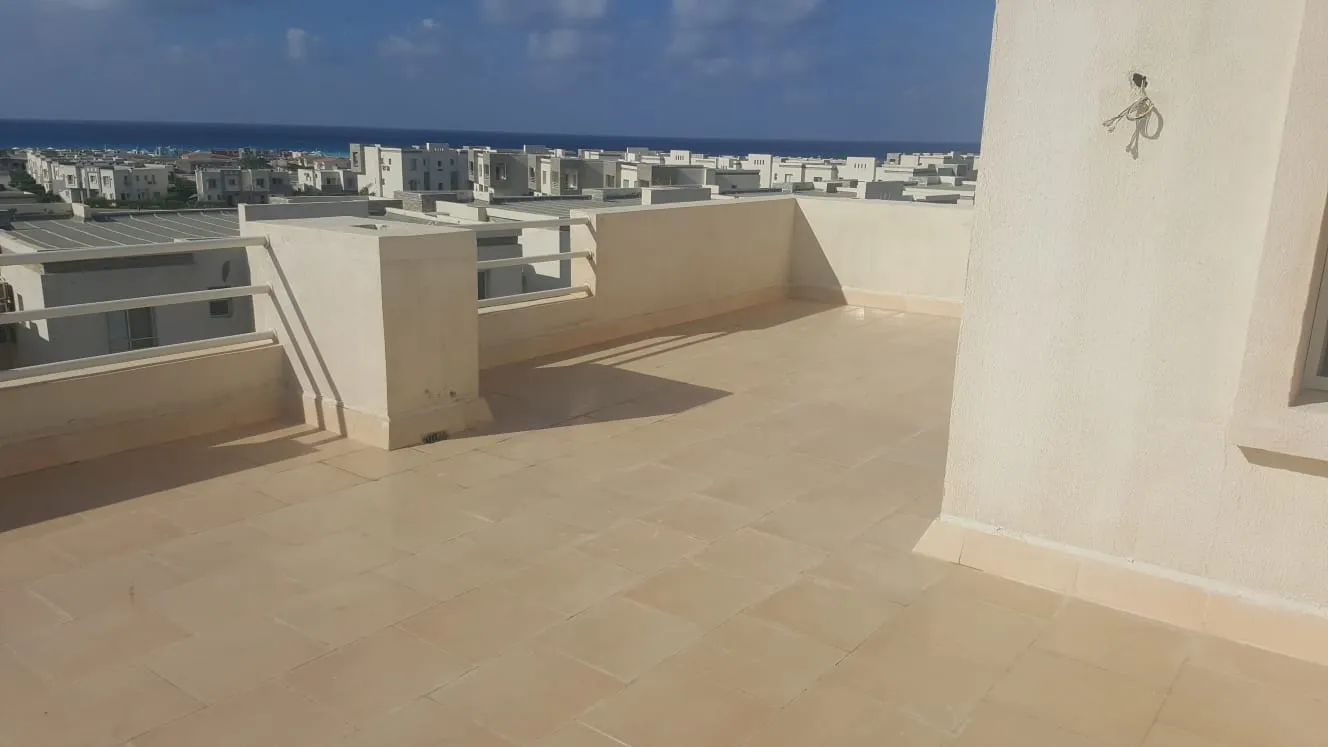 شاليه للبيع في أمواج في سيدي عبد الرحمن بمساحة 190 م² تتكون من 3 غرف