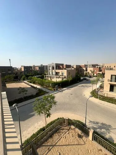 تاون هاوس للبيع في ديستريكت 5 في جنوب القاهرة الجديدة بمساحة 311 م² تتكون من 3 غرف