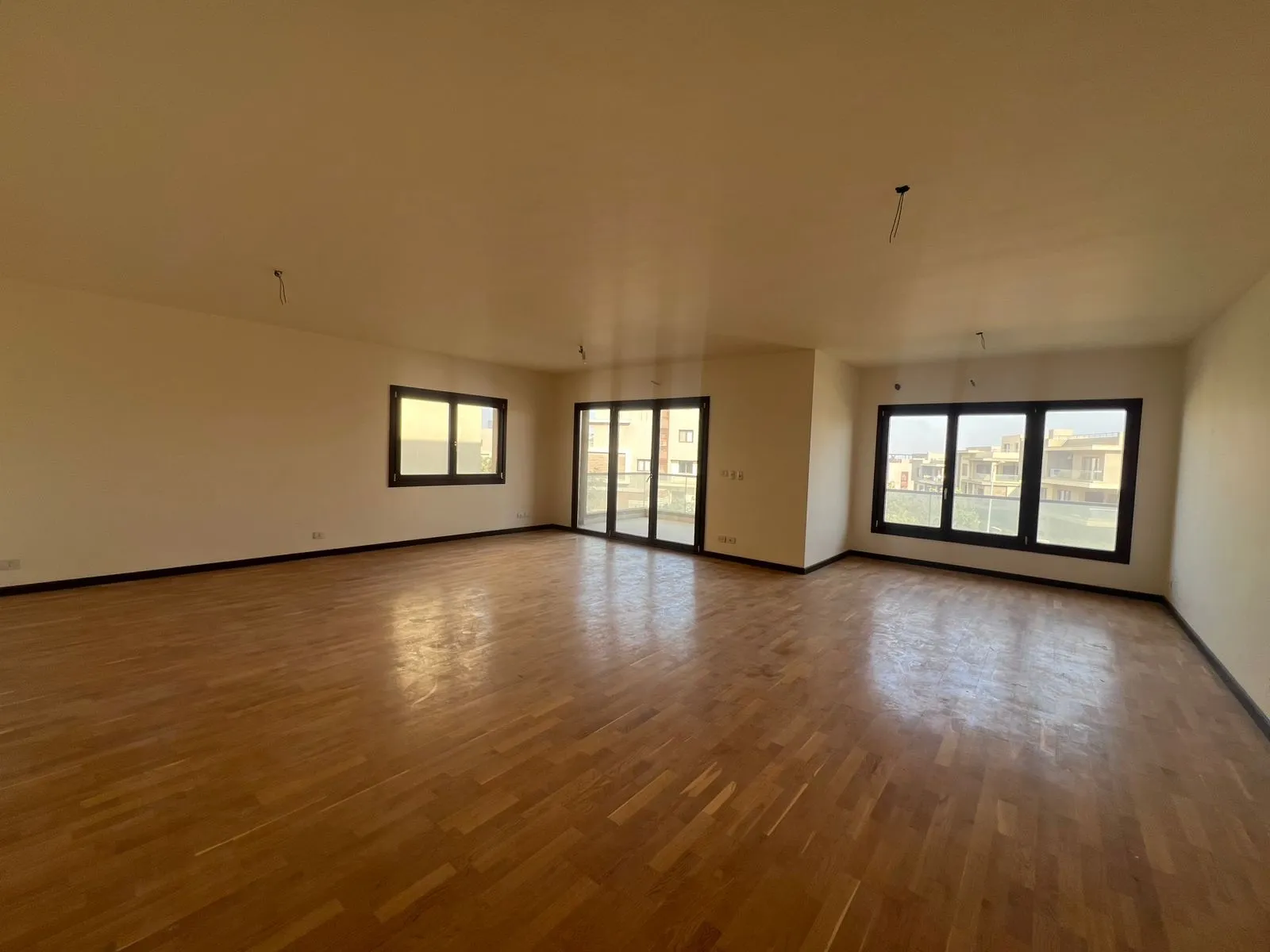 شقة للبيع في بيراميدز هايتس في الشيخ زايد بمساحة 260 م² تتكون من 4 غرف