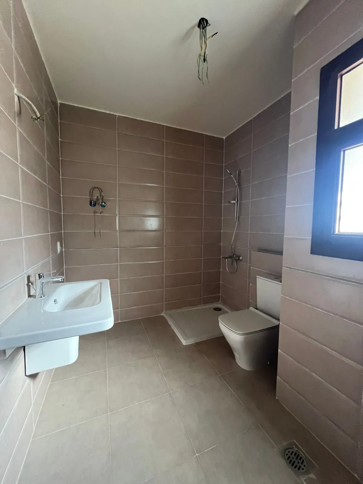 شقة للبيع في بيراميدز هايتس في الشيخ زايد بمساحة 260 م² تتكون من 4 غرف