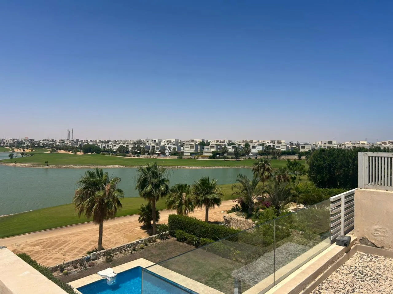 شاليه للبيع في هاسيندا باي في سيدي عبد الرحمن بمساحة 234 م² تتكون من 4 غرف